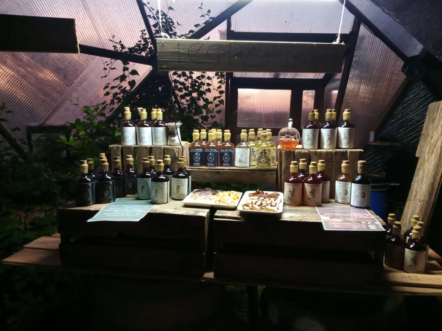 dans une serre geodesique, coucher de soleil, présentation des rhums infusés artisanaux avec des plancha apero pour accompagner.
