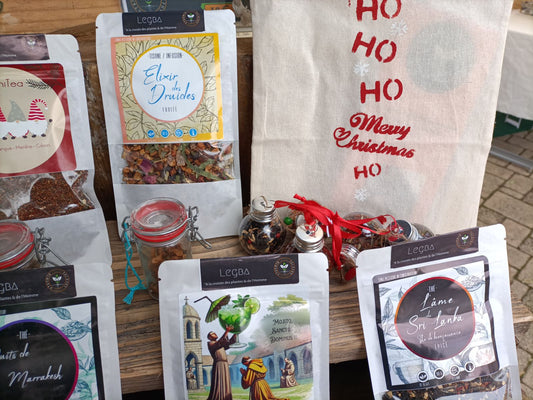 Sac en coton éco-responsable avec 5 boules de Noël infusées, thés et rooibos